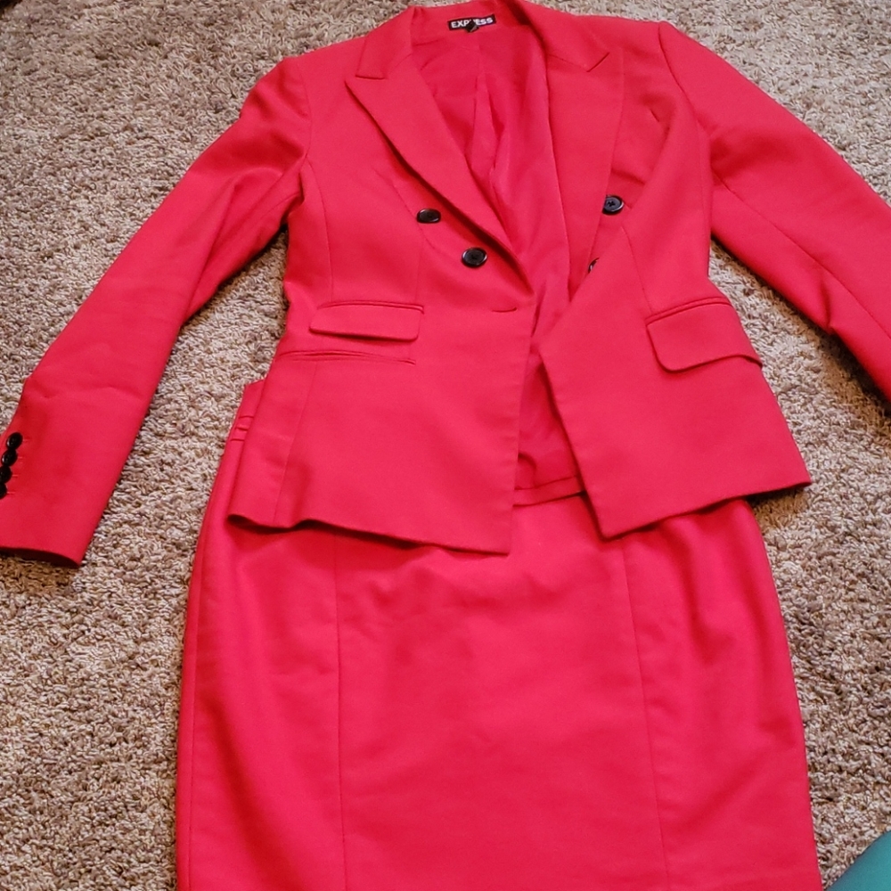 Express skirt suit